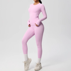 Dettaglio del set da yoga rosa chiaro con fori per i pollici e leggings a vita alta