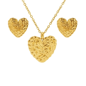 Dettaglio di set collana e orecchini a cuore dorato con finitura a trama intrecciata