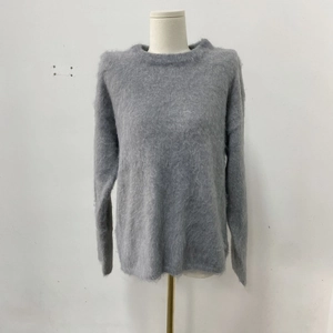 Dettaglio della trama in maglia pelosa e del girocollo di questo maglione grigio ampio