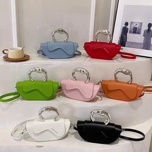 Sac Bandoulière Demi-Lune Femme Main Cuir PU Poignée Métallique Argentée Irrégulière Rabat Ondulé Sacoche Élégante