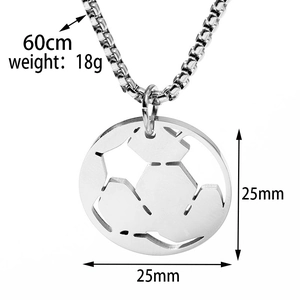 Détail macro du pendentif de football avec chaîne de 60cm et spécifications de 18g