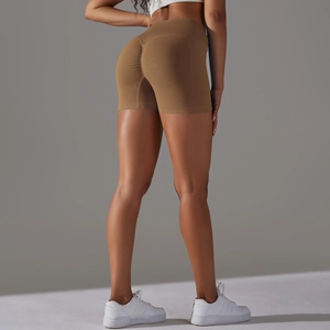 Dettaglio degli shorts da yoga marroni senza cuciture con effetto scrunch push-up