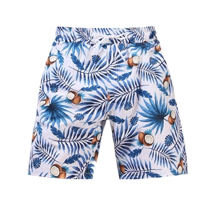 Détails d'un short de bain pour homme avec imprimés de feuilles de palmier et de noix de coco
