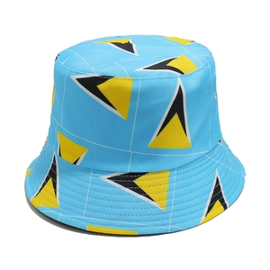 Détail du chapeau bob bleu clair avec motifs géométriques du drapeau de Sainte-Lucie