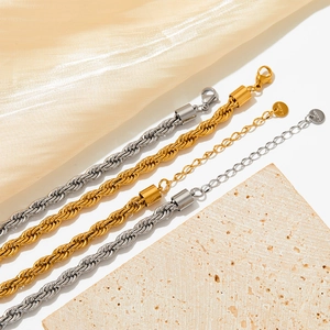 Détail de chaînes corde en acier inoxydable or et argent avec fermoir mousqueton et tag