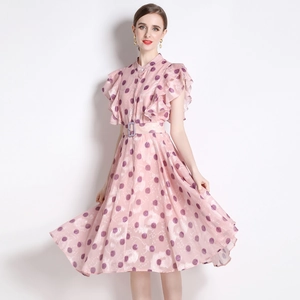 Rosa gepunktetes Midikleid mit Volantärmeln und Taillengürtel am Model gezeigt