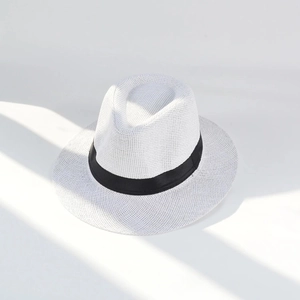Vue détaillée de la texture du chapeau de paille avec ruban noir décoratif minimaliste