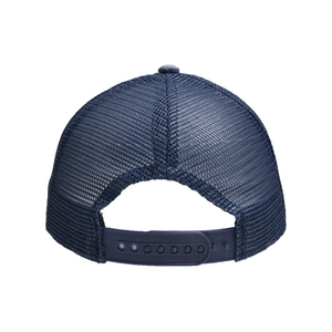 Detalle de gorra de béisbol de malla azul marino con cierre trasero snapback ajustable