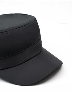 Dettaglio del cappello militare nero impermeabile con visiera larga e cuciture fini
