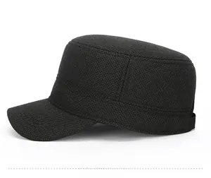 Vue latérale de la casquette militaire noire texturée avec détail en métal fashion