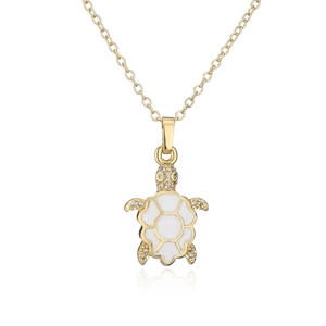 Collar de tortuga chapado en oro con esmalte blanco y brillantes piedras de circonita