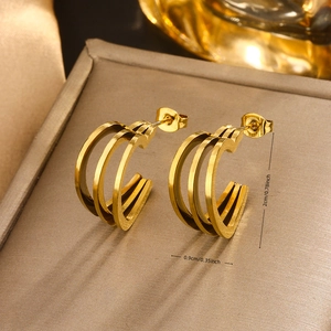 Nahaufnahme goldener Herzohrringe mit Abmessungen 2 cm Höhe und 0,9 cm Breite