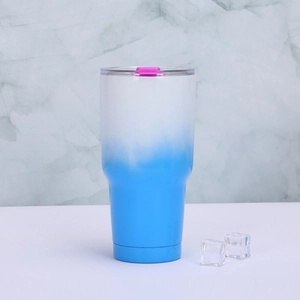 Gobelet isotherme 30oz en inox avec dégradé bleu-blanc et clip de couvercle rose