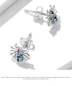 Nahaufnahme von S925 Silber-Ohrstecker in Spinne-Design mit bunten Zirkonia und Stempel