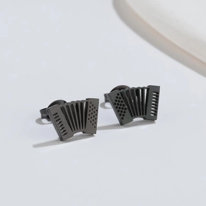 Détail des boucles d'oreilles créatives en forme d'accordéon en métal noir mat