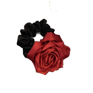 Chouchou élégant en satin rose rouge style vintage français avec élastique noir sur blanc