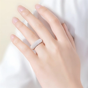 Primo piano di un anello in acciaio inossidabile a cinque file di perle indossato da una modella
