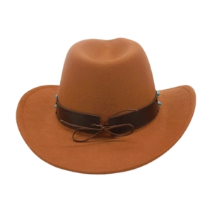 Dettaglio del cappello da cowboy marrone con cinturino in pelle e perle turchesi