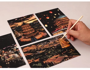 Lot de 4 cartes à gratter avec paysages urbains nocturnes et stylet en bois artisanal