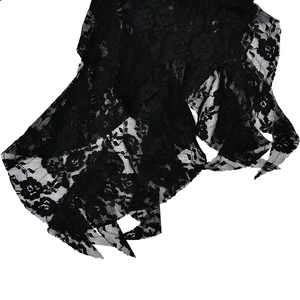 Gros plan détaillé de l'ourlet en dentelle noire et du design irrégulier de la robe