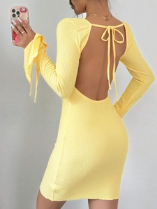 Robe courte jaune moulante à dos nu avec manches trompette et tissu texturé