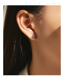 Gros plan d'une boucle d'oreille en argent émaillé tulipe avec finition géométrique violette