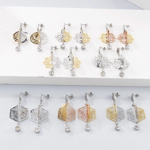 Boucles d'oreilles géométriques évidées avec pendentifs en zircon en or et argent