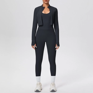Set da yoga nero in tre pezzi con giacca a zip, reggiseno sportivo e leggings a vita alta