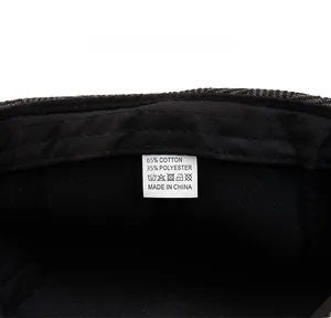 Dettaglio dell'etichetta interna e texture del tessuto del cappello a coppola