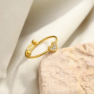 Anello a cuore placcato oro 18K con cristalli scintillanti e design aperto regolabile