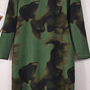 Vue détaillée de l'imprimé tie-dye vert et noir sur tissu extensible pour femme