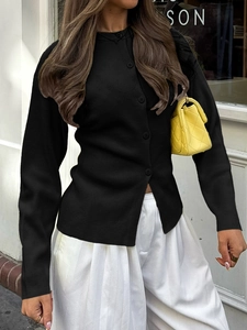 Détail d'un cardigan noir en maille côtelée ajustée avec des boutons assortis