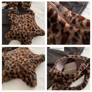 Vue détaillée du sac à bandoulière étoilé en peluche léopard avec fermeture éclair