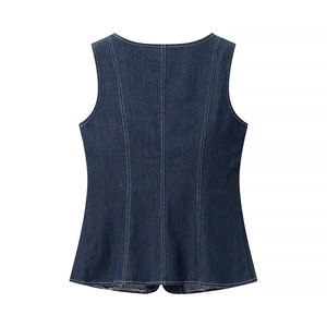 Vue arrière du gilet en jean bleu foncé avec coutures blanches et coupe cintrée ajustée