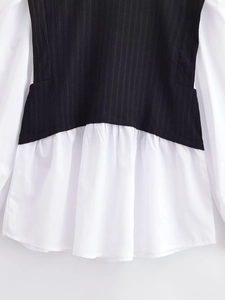 Détail du patchwork contrasté et du tissu noir texturé sur ce haut deux pièces factice