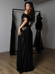 Robe de soirée élégante en dentelle noire, épaules dénudées, découpe latérale et jupe longue