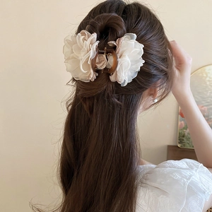 Pince à cheveux élégante avec fleur en dentelle blanche et perles pour femmes