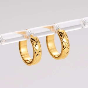 Detail von goldenen Edelstahl-Ohrringen mit klassischem Rautenmuster im Stepp-Design