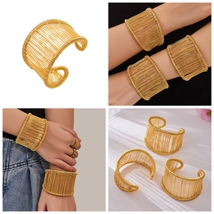 Vues détaillées du bracelet manchette tissé doré porté par un mannequin sur fond blanc
