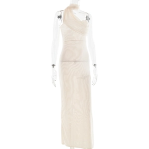 Détail de la robe longue dos nu en mesh blanc montrant le tissu transparent plissé