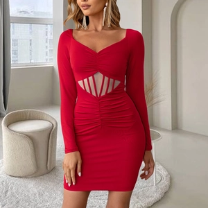 Détail de la robe rouge à col en V avec découpes en mesh à la taille et tissu plissé