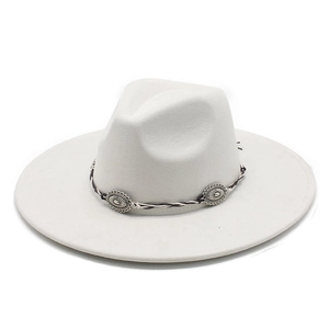 Détail de chapeau de cowboy en daim blanc avec cordon tressé et ornements argentés