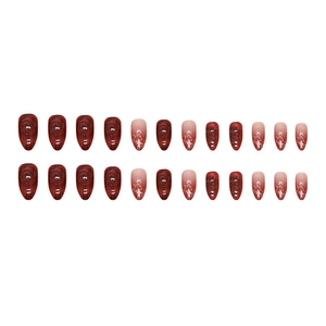 Faux ongles amande rouge foncé avec texture marbre, relief rose 3D et paillettes