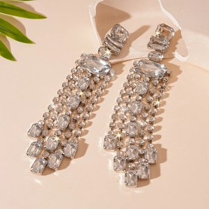 Boucles d'oreilles pendantes géométriques argentées avec strass pour soirées de gala