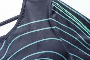 Détail du tissu en maille gris foncé avec lignes cyan et coutures d'encolure