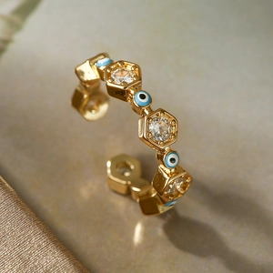 Anello aperto in oro con malocchio e accenti esagonali blu con zirconi cubici