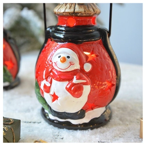 Détail d'une lanterne de Noël rouge avec relief de bonhomme de neige et étoiles