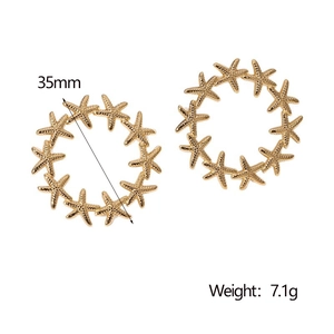 Starfish shaped hoop earrings in gold finish with 35mm diameter and 7.1g weight