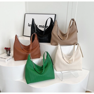 Cinq sacs hobo plissés de couleurs assorties avec chaînes argentées sur blanc
