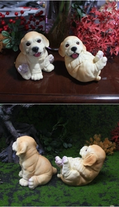 Detalle de dos figuras de cachorros Golden Retriever en resina con textura de pelo realista